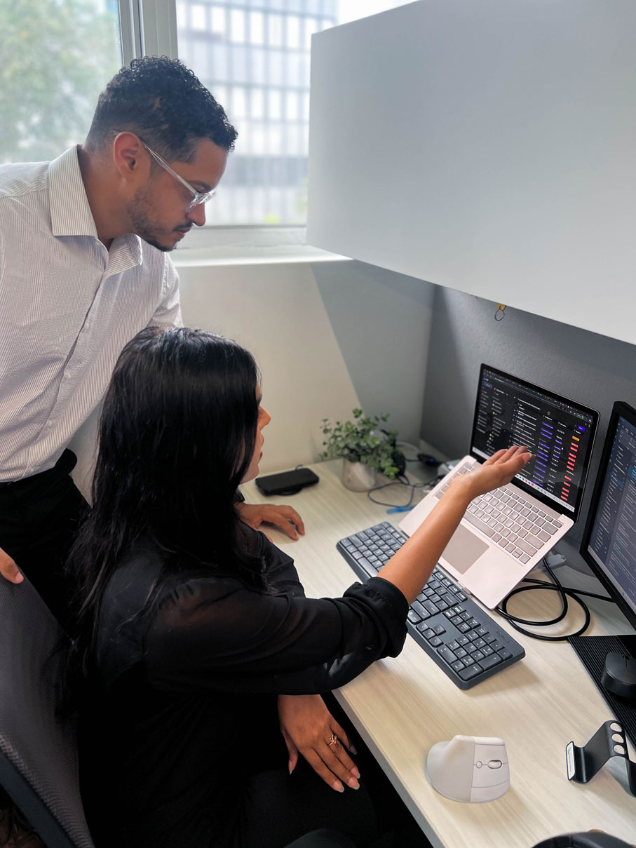 Samantha y Nelson revisando los formularios de atencion al cliente