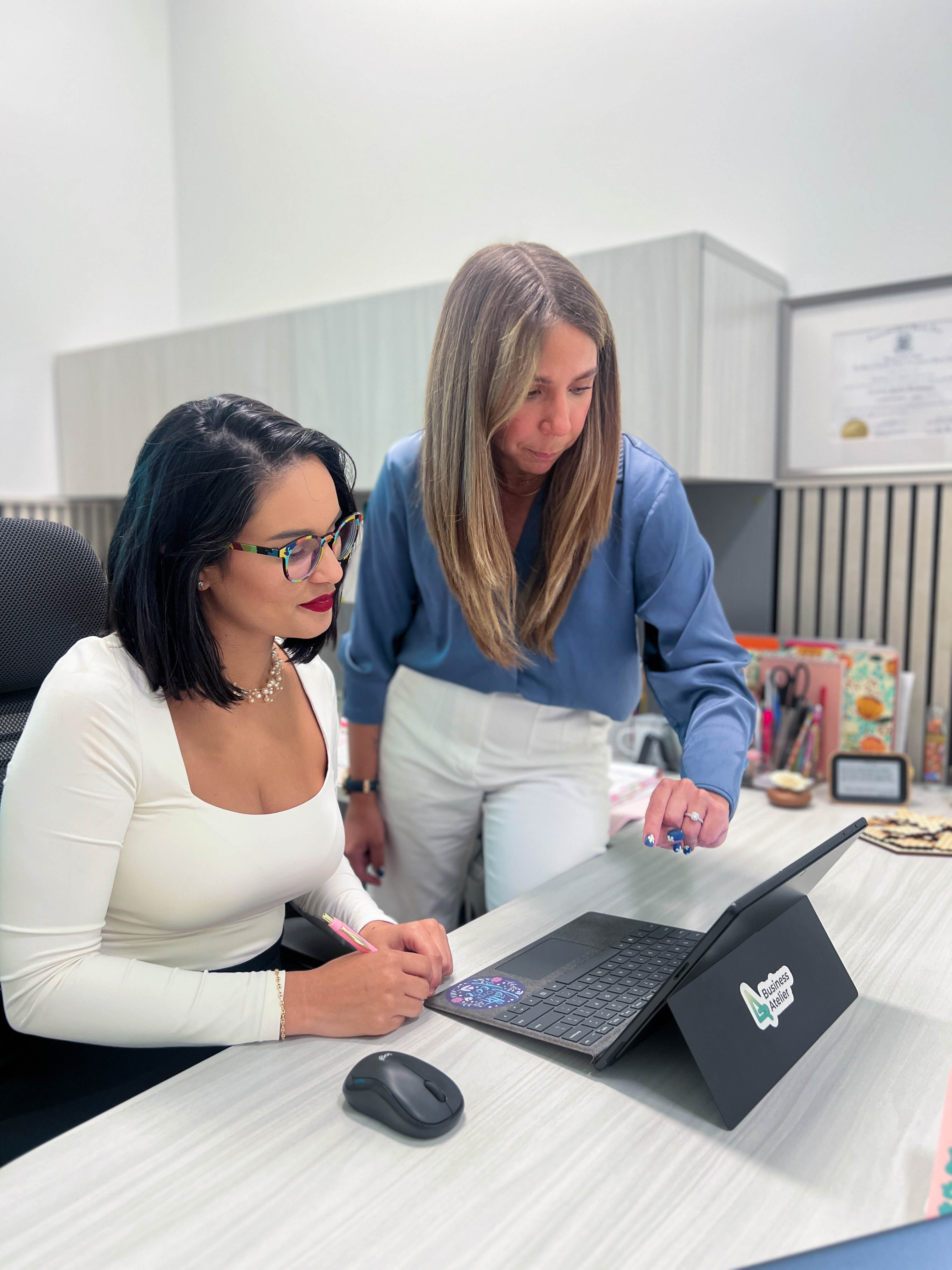 Marietta y Amanda trabajando en equipo